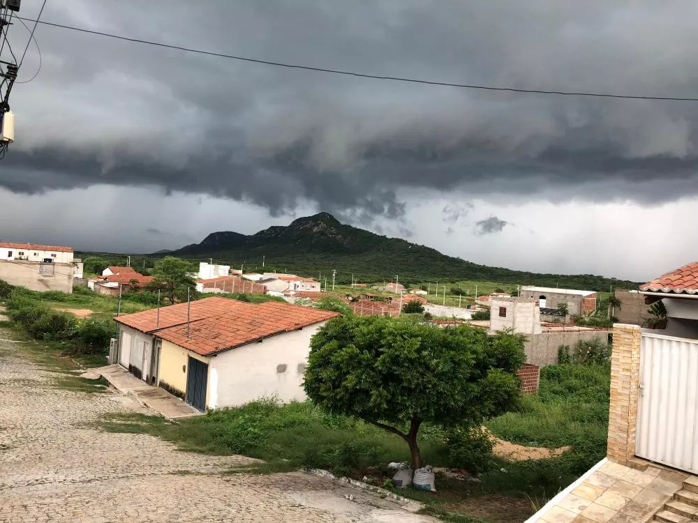 Com relâmpagos e trovões, Santa Teresinha chove bem e chega aos 720,0 mm