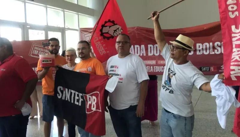  Professores protestam durante visita do ministro da Educação em João Pessoa