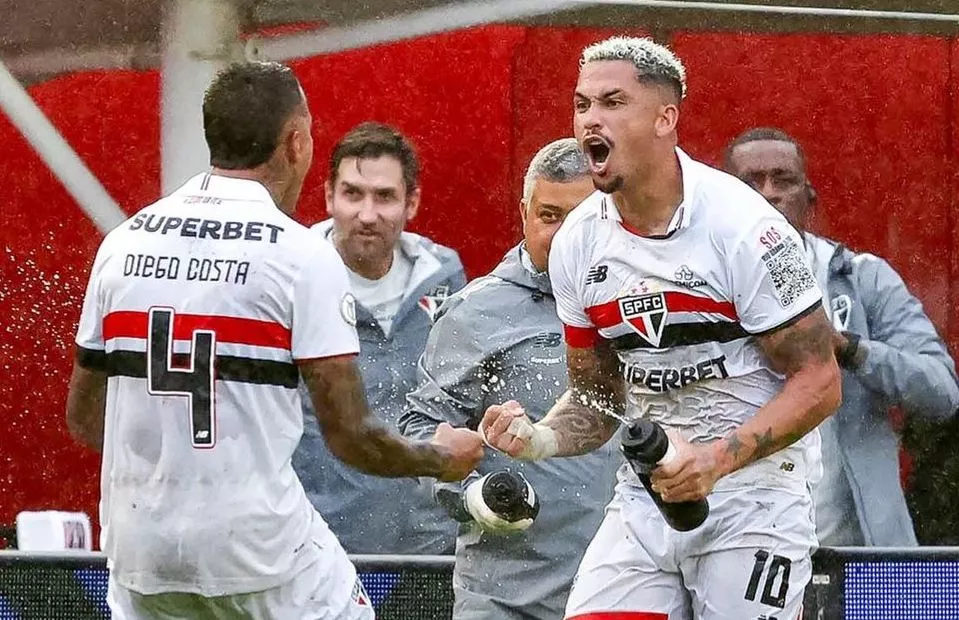 Com um a mais por quase toda partida, São Paulo vence Vitória no Barradão com dois de Luciano