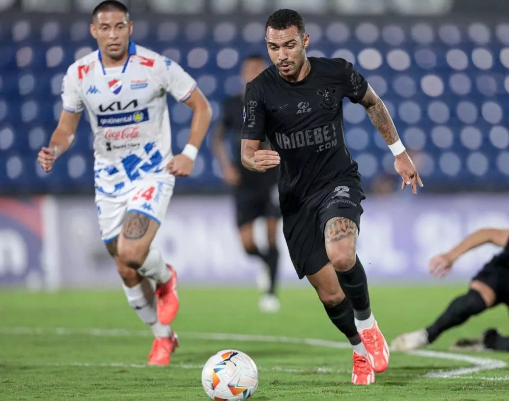 Matheuzinho marca e deixa campo de maca, Corinthians vence o Nacional-PAR e embola grupo na Sul-Americana