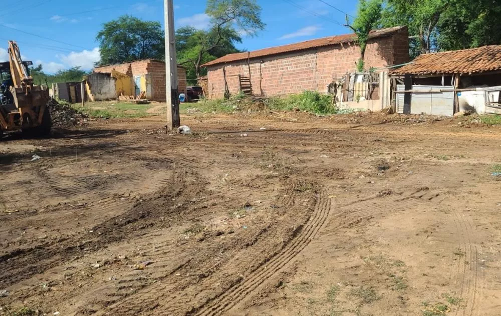 Prefeitura de Patos atende reclamação de moradora do bairro Sete Casas e faz retirada de lixo das ruas do bairro