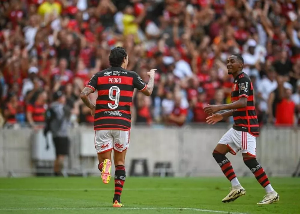 Flamengo vence Corinthians com brilho de Lorran, alivia pressão em Tite e dorme na liderança do Brasileirão