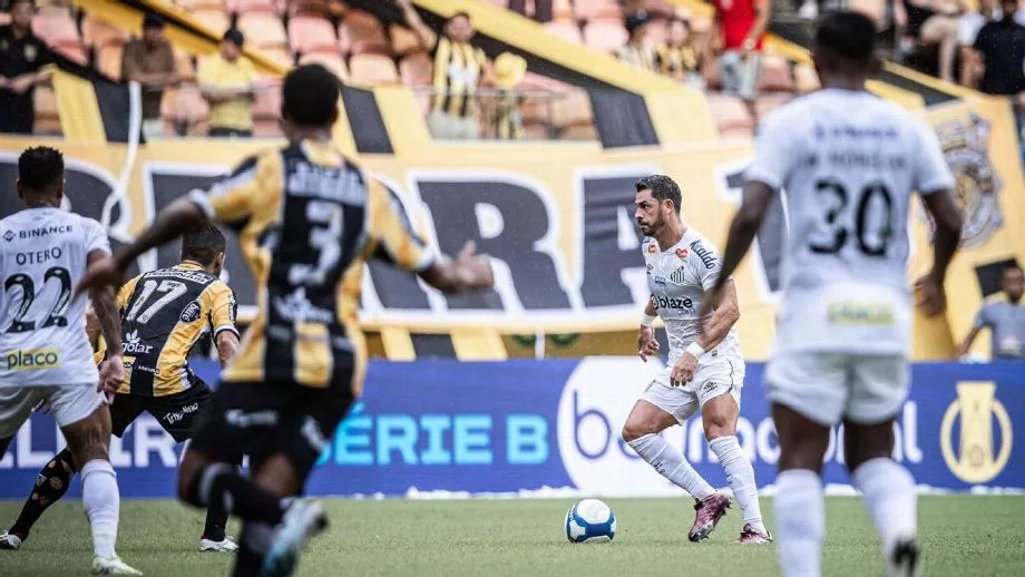 Santos leva golaço de ex-Botafogo, perde invencibilidade na Série B para o Amazonas, mas segue no G-4
