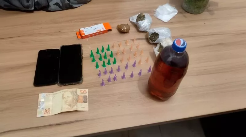 No Sertão: PM prende dois homens por tráfico de drogas e suspeitos de tentar arremessar droga para dentro de presídio 