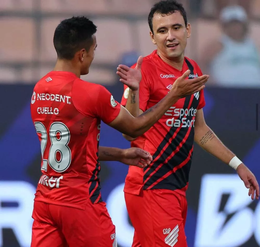 Veiga perde pênalti, Gómez marca contra, Athletico passa fácil pelo Palmeiras e se isola na ponta do Brasileirão