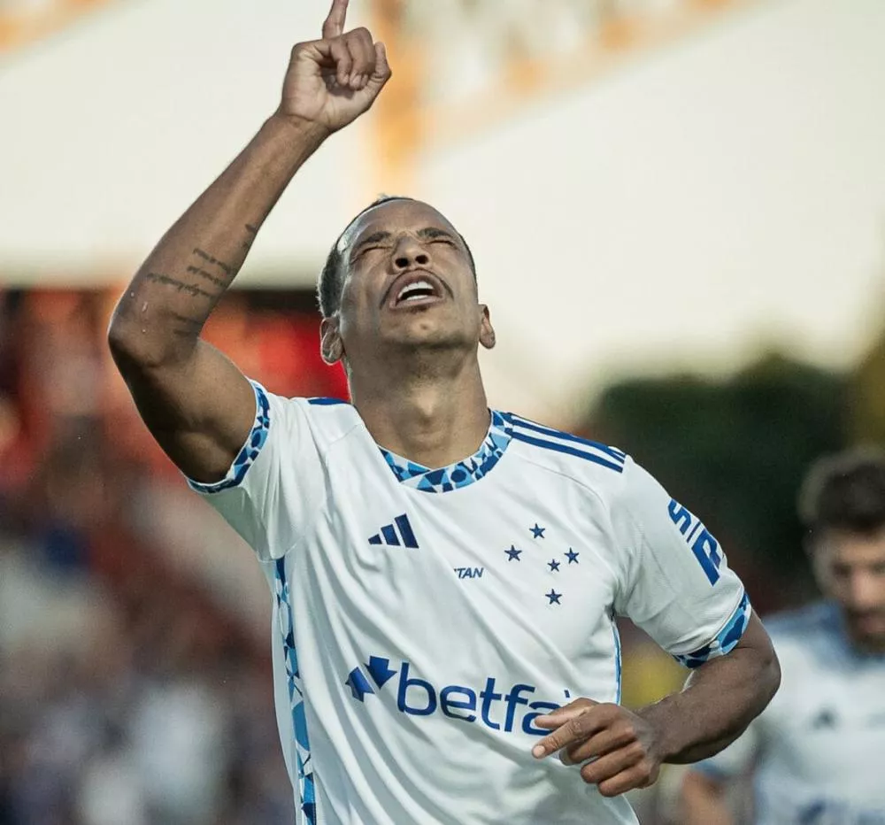 Matheus Pereira decide Cruzeiro vence Atlético GO e encosta no G  