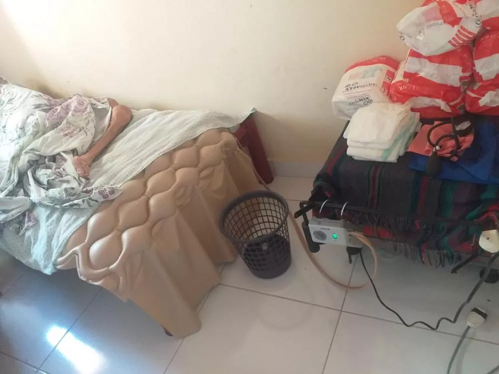 Mulher reclama da constante falta de energia no bairro Salgadinho, em Patos-PB