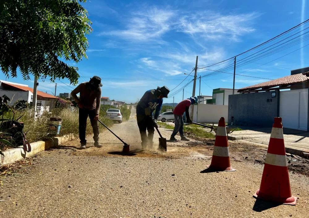 Secretaria de Infraestrutura realiza serviços de tapa buraco no bairro dos Estados