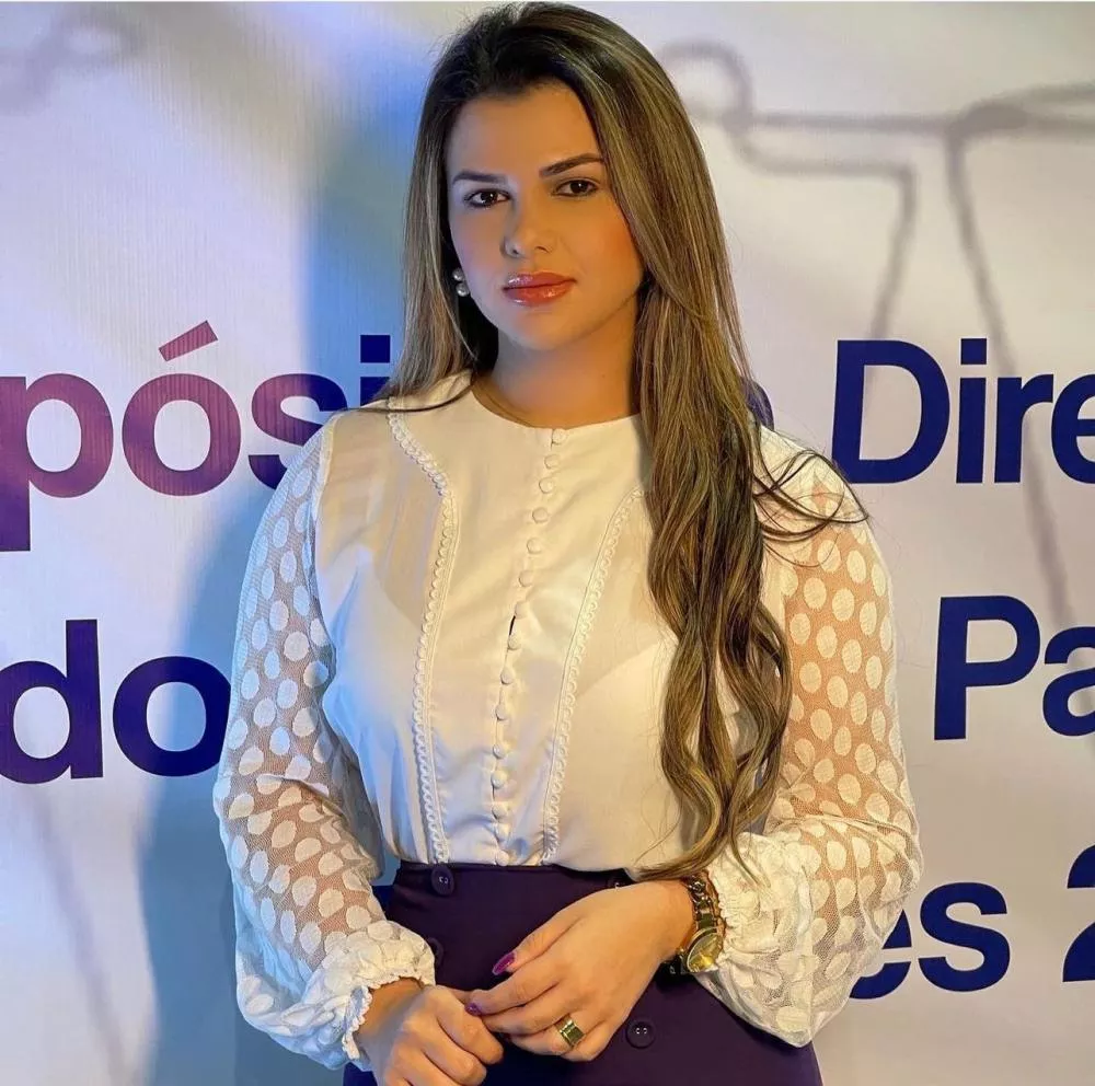 Brenna Nóbrega, parabeniza os Enfermeiros e técnicos de enfermagem pela passagem do seu dia 