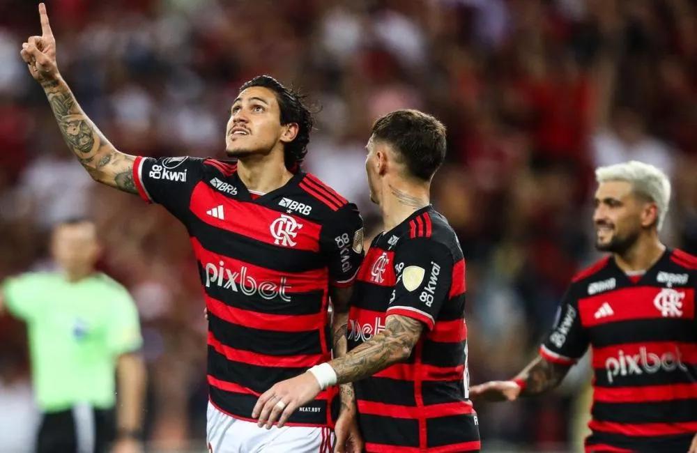 Flamengo atropela, assume 2º lugar do grupo e segue vivo na Libertadores