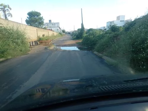 Cidadão reclama de buraco em asfalto novo na Rua Manoel Torres; prefeitura diz que empresa responsável já foi notificada para reparar obra