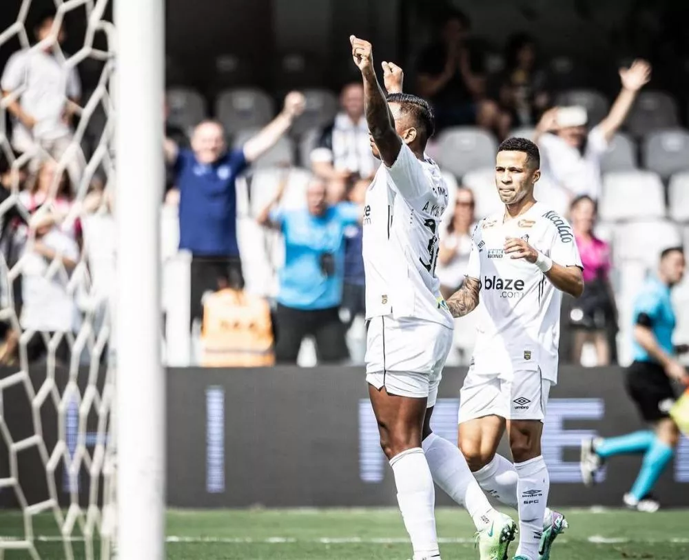 Com retorno de público à Vila, Santos atropela o Brusque com gol de joia e assume a liderança isolada da Série B