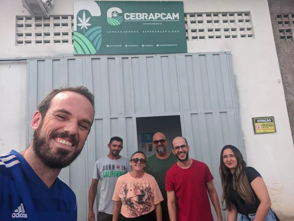 Centro de Pesquisa da Cannabis recebe estufa e membros participam de treinamento