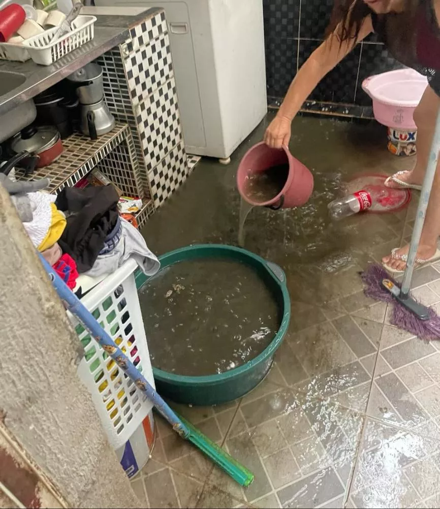 Moradora reclama que convive com casa invadida por água de galeria, em Patos