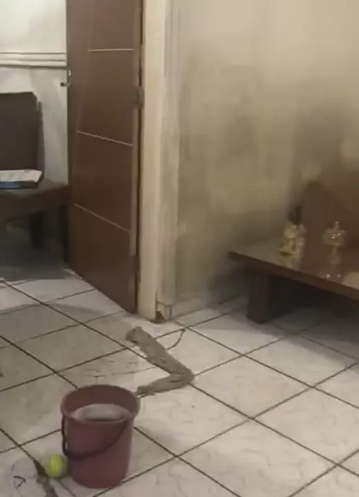 Dona de casa chora e mostra estrago provocado pela chuva desde domingo, em Patos