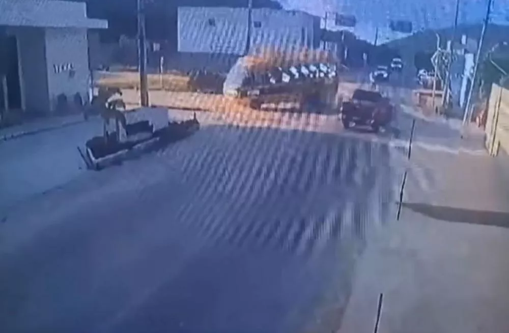 Colisão entre carro particular e ônibus escolar da Prefeitura de Teixeira é registrado nesta quarta-feira (22); veja vídeo