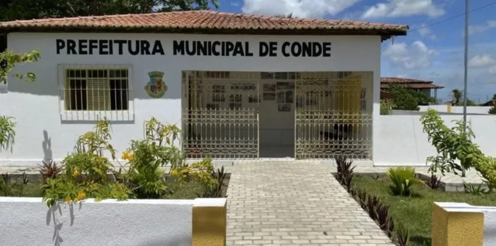 Avanço da bandidagem: Criminosos invadem prefeitura, rendem funcionários e levam carro