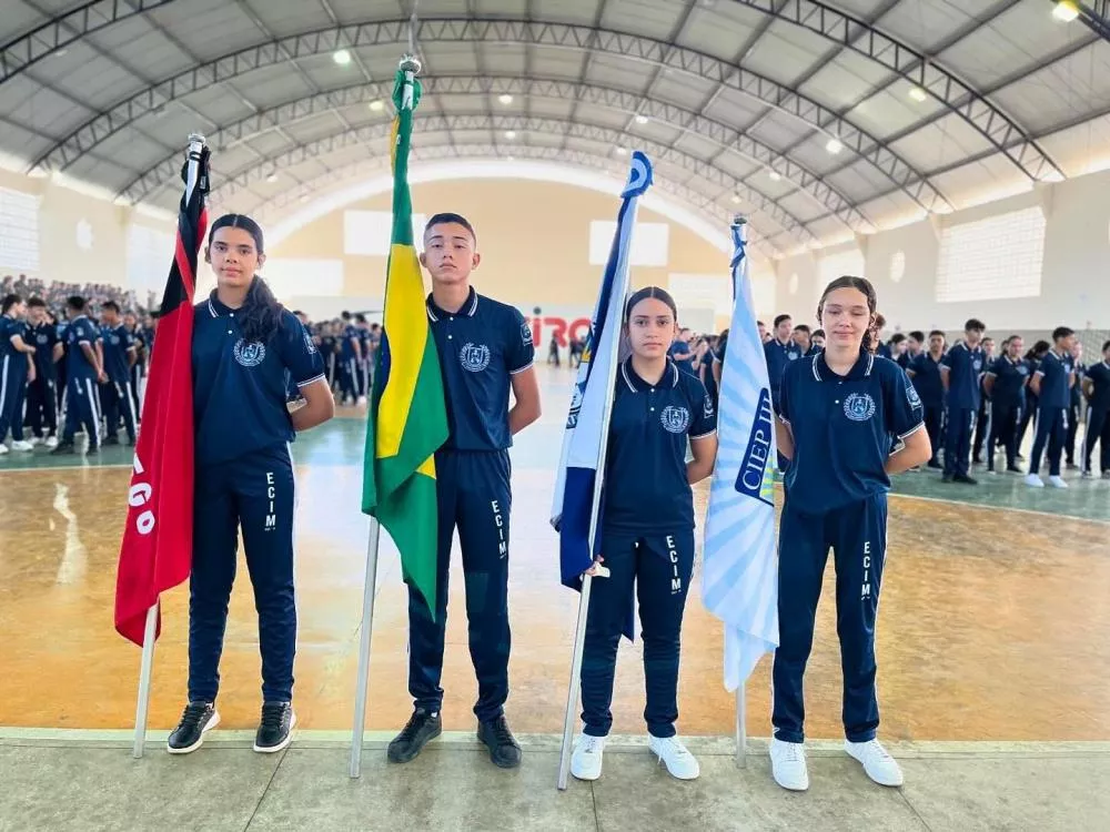 Alunos da Escola Cívico-Militar CIEP III, no Jatobá, recebem novos uniformes