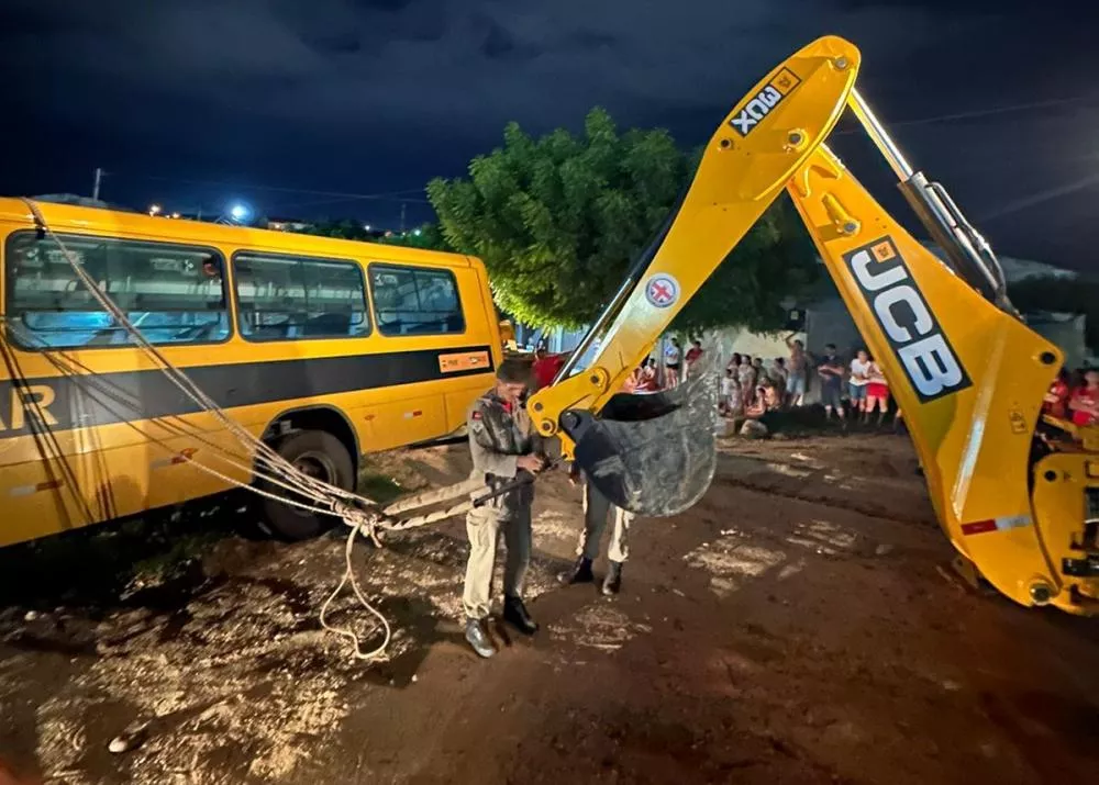 Bombeiros são acionados para ocorrência na noite desta quinta (23), após ônibus escolar ficar preso em buracos no bairro Monte Castelo e quase tombar sobre residência