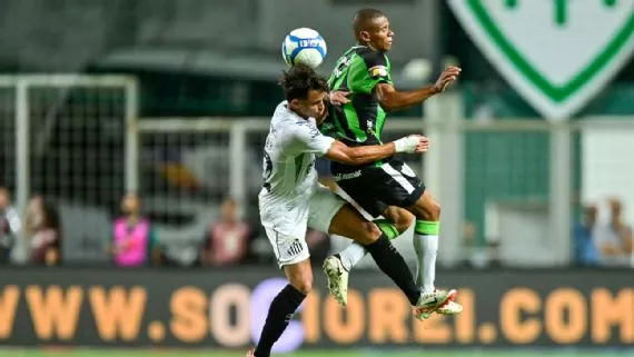 América-MG vence Santos com lance polêmico e encosta na liderança da Série B