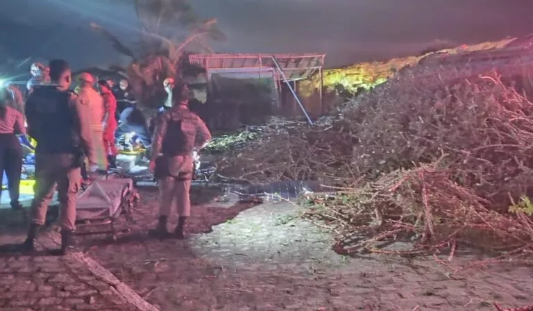 Caminhão carregado de macaxeira tomba e deixa uma pessoa morta e outras feridas, no Litoral Sul da Paraíba