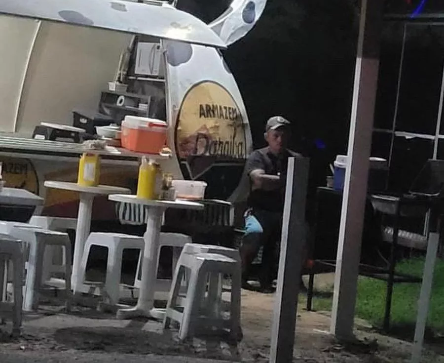 Internauta patoense se comove com vendedor após presenciar barraquinha de lanches vazia enquanto outras estavam lotadas; veja vídeo