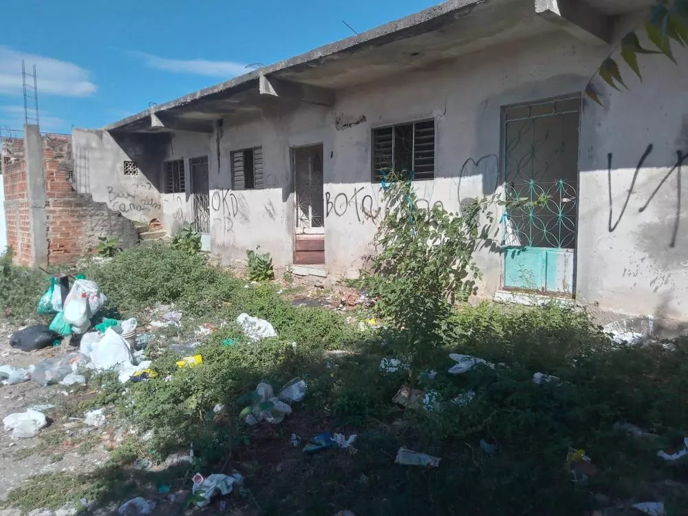 Morador do bairro Bivar Olinto reclama de casas abandonadas que estão servindo para acúmulo de lixo e até como pontos de prostituição