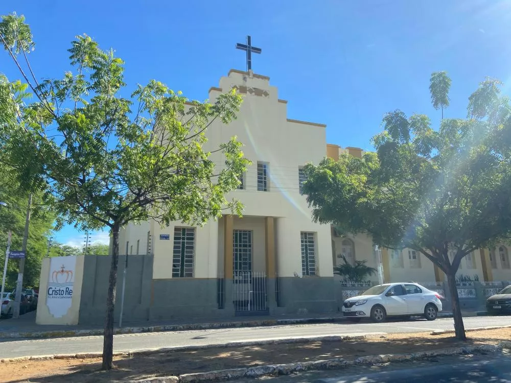 Em Patos: Professora, mãe de jornalista patoense, é assaltada e tem celular levado de dentro da Capela do Cristo Rei nesta terça-feira (28)