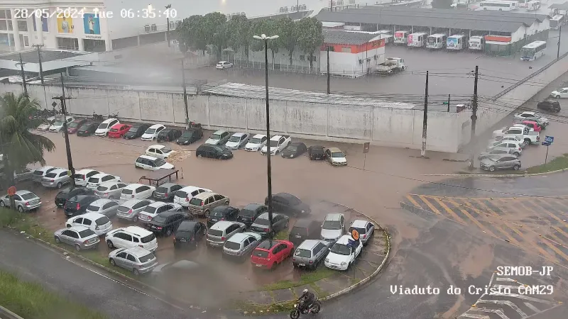 Chuva causa alagamentos e transtornos na manhã desta terça-feira (28) em João Pessoa; veja imagens