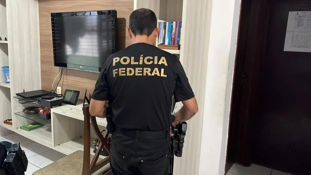 Polícia Federal deflagra operação na Paraíba contra desvios na Caixa Econômica Federal e cumpre mandados na residência de ex-gerente