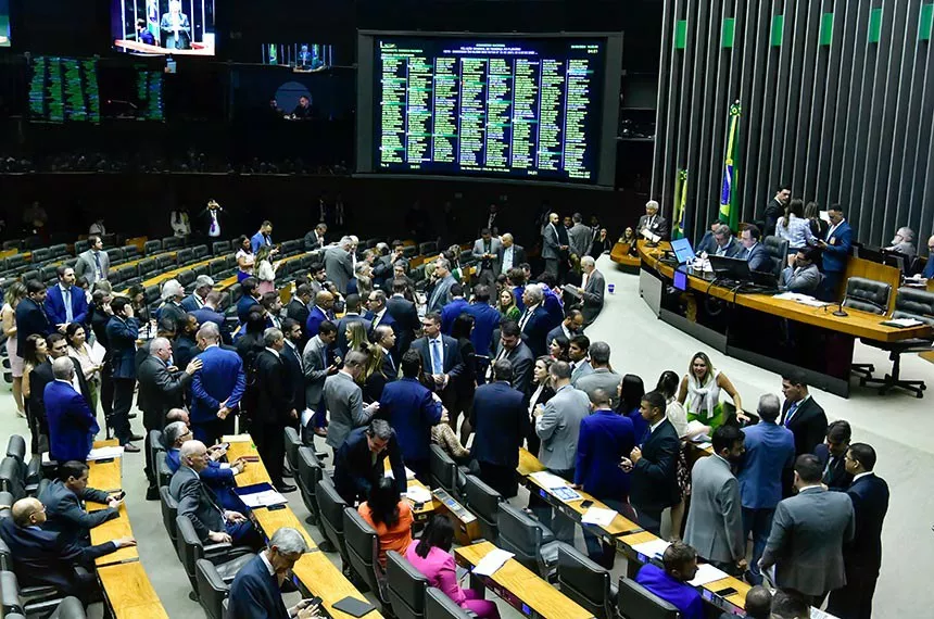 Congresso mantém veto de Bolsonaro e barra transformar em crime divulgação de fake news eleitoral