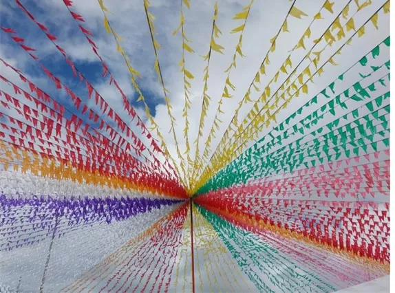 São João com segurança: veja os riscos de bandeirolas nos postes 