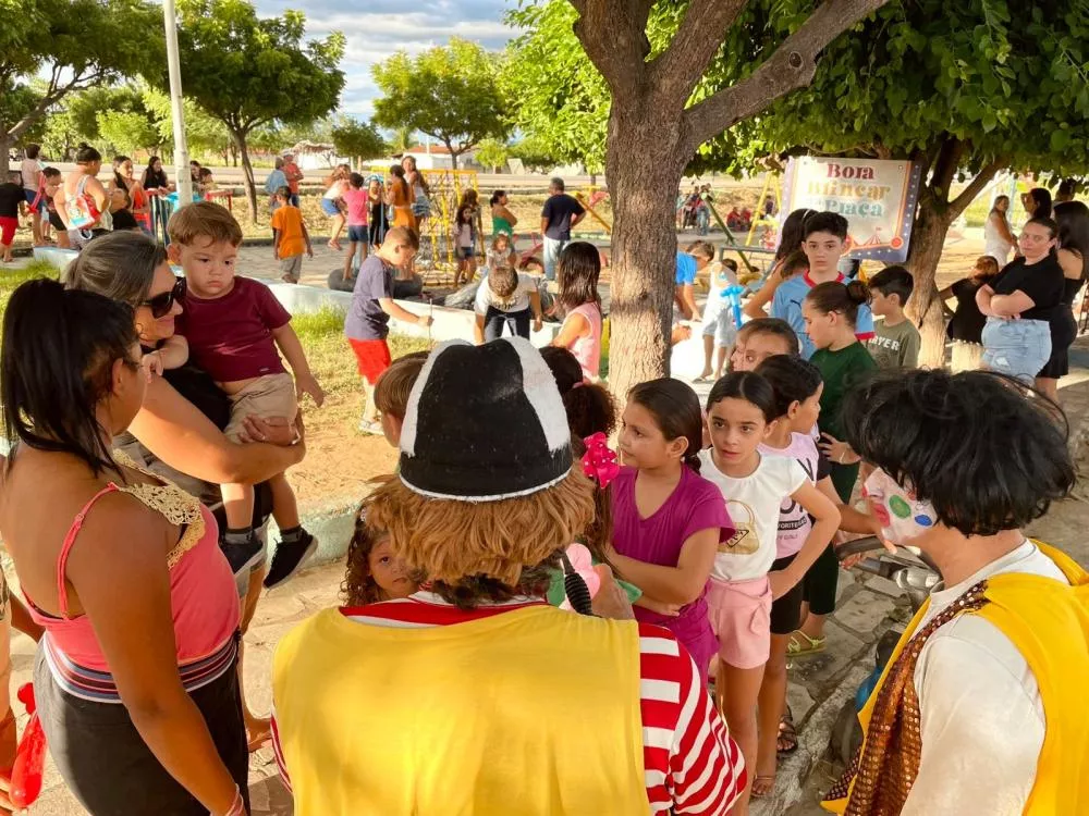 Com sorrisos e muitas brincadeiras tradicionais, o Bora Brincar na Praça no Distrito Santa Gertrudes levou diversão para crianças e adultos
