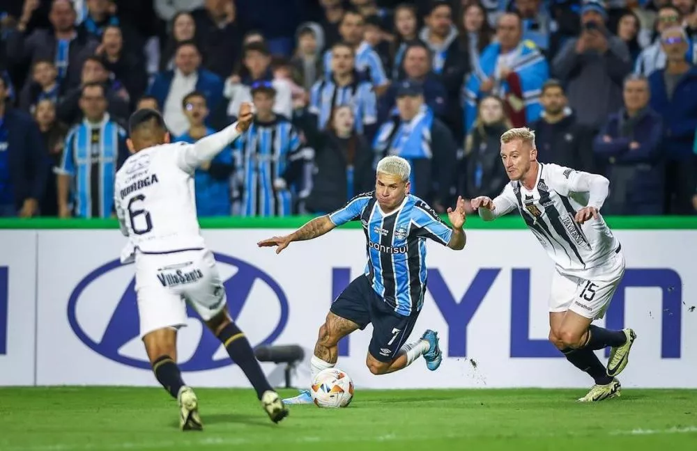 Grêmio enche Couto Pereira, atropela Strongest com show de golaços e renasce na Libertadores