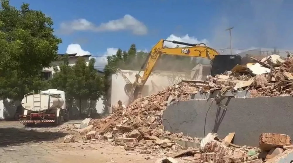 Sede do 3º BPM começa a ser demolida para construção de novo prédio; veja imagens