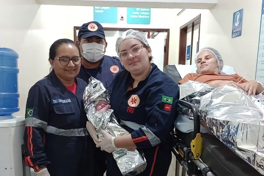Equipe do SAMU realiza parto de emergência nesta madrugada de Corpus Christi e bebê nasce a caminho da Maternidade de Patos