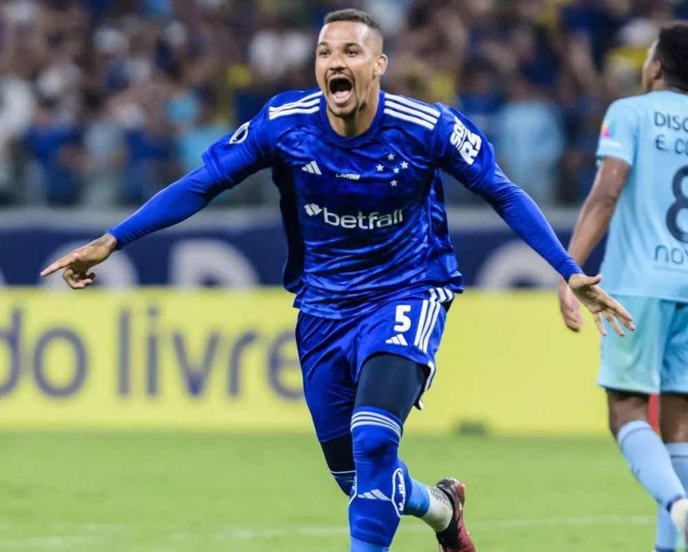 Cruzeiro arranca vitória emocionante contra a Universidad Católica e se classifica em 1º na Sul-Americana