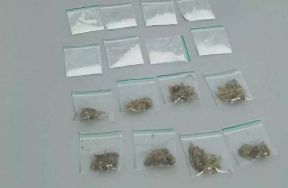 Polícia Militar prende indivíduo e apreende drogas no bairro São Sebastião, em Patos