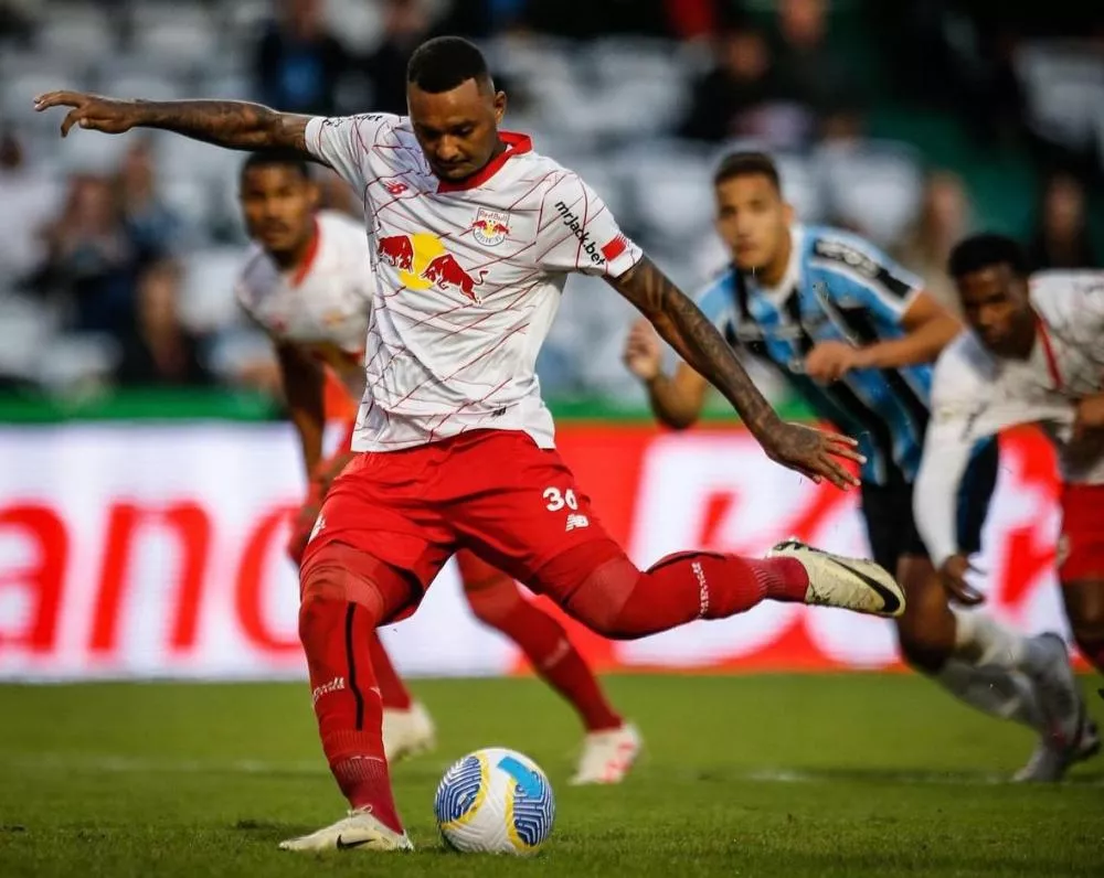 Na retomada do Brasileirão, Red Bull Bragantino vence, cola na liderança e deixa Grêmio perto do Z-4