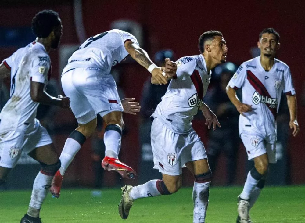 Vitória perde para o Atlético-GO em pleno Barradão e segue na zona de rebaixamento da Série A
