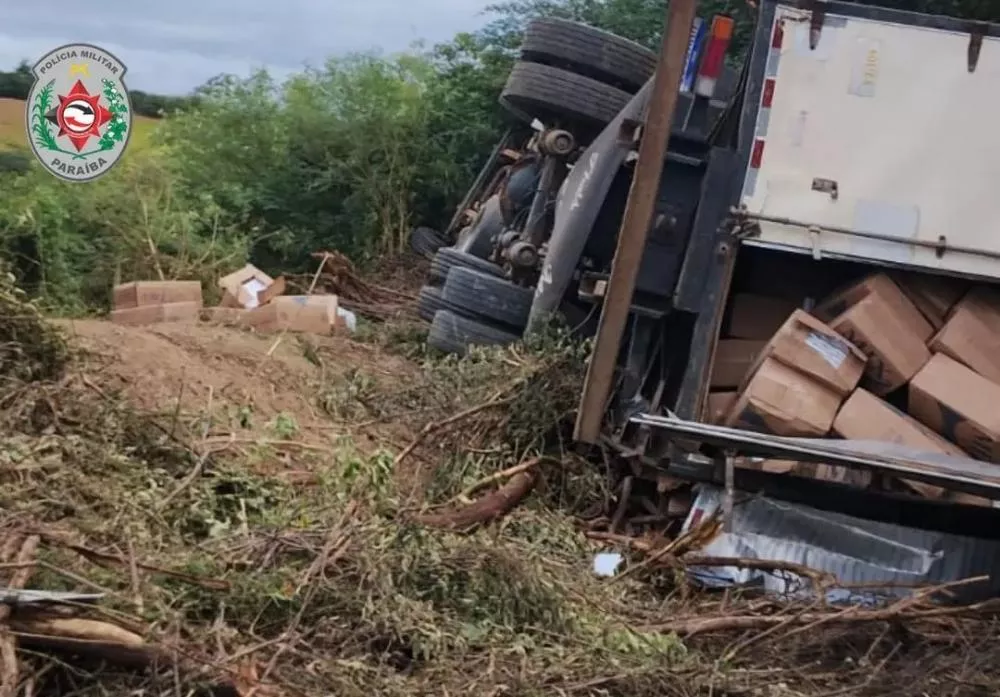 PM apreende carga de cigarros contrabandeados avaliada em mais de R$ 1 milhão, após carreta tombar em rodovia no Vale do Piancó