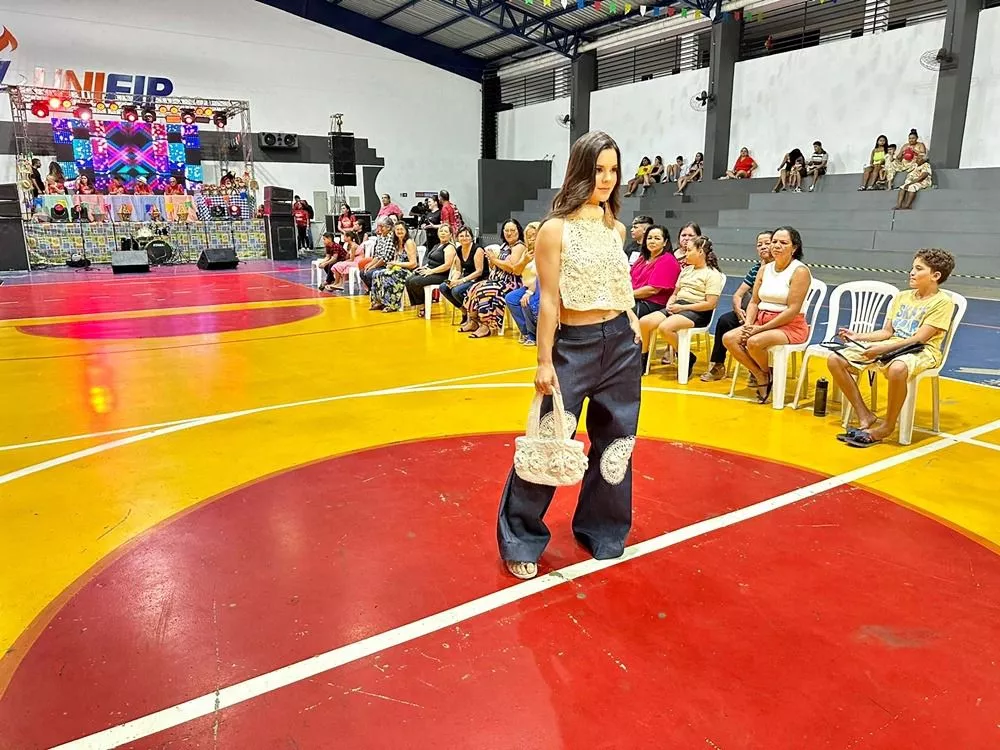 1º Desfile de Moda Junina de Patos apresenta coleção que destaca o regionalismo, as cores e modelagens do Sertão