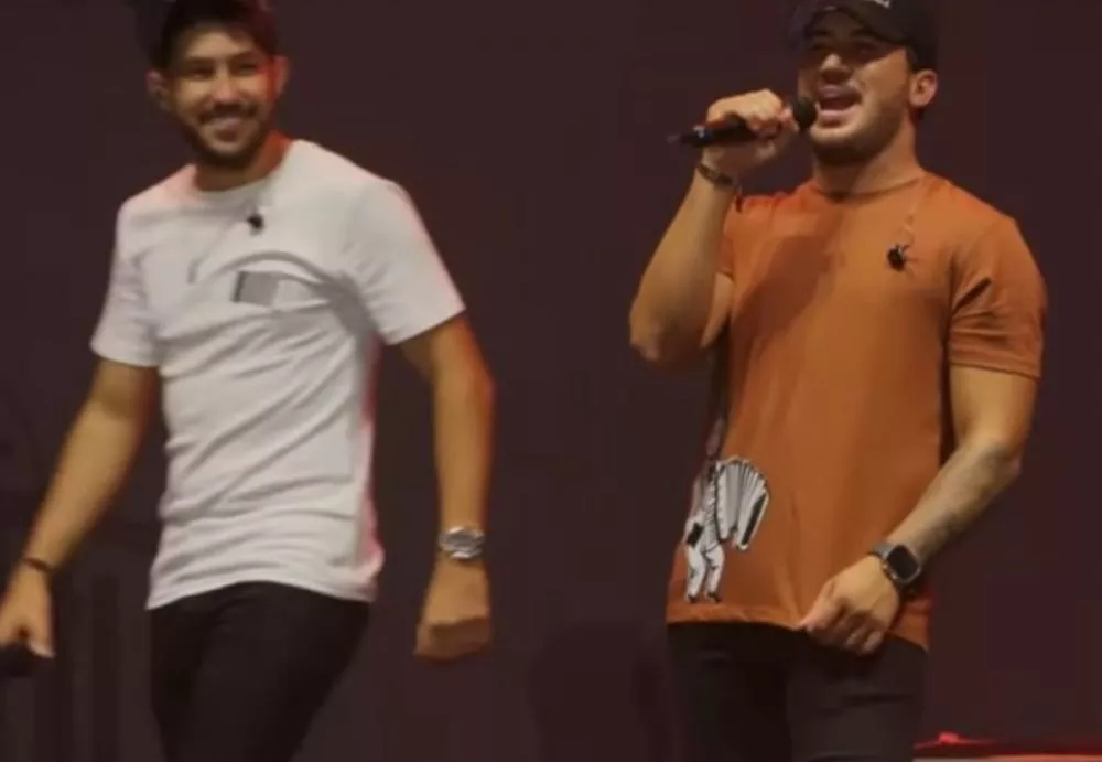 Briga interrompe show da dupla Iguinho e Lulinha no São João de Campina Grande e cantores brincam com momento improvisando toada ao vivo