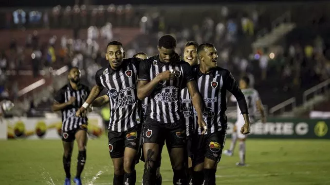 Debaixo de muita chuva, Botafogo-PB bate Athletic e vira líder da Série C