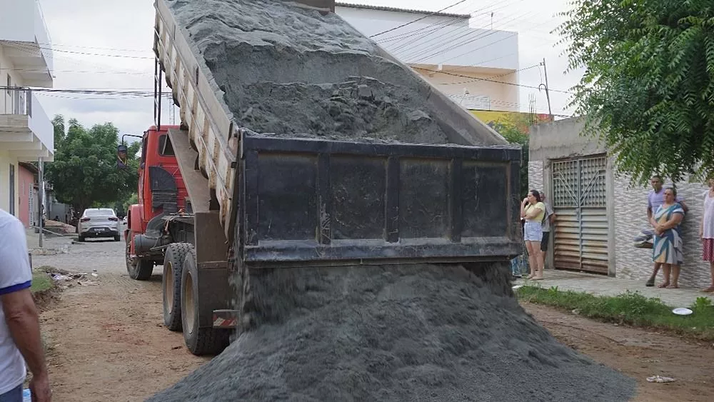 Prefeitura de Patos amplia programa de pavimentação para os bairros Santa Clara e Bivar Olinto 