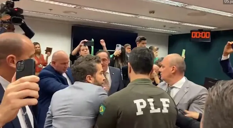 Cabo Gilberto segura Janones para separar briga com Nikolas Ferreira após confusão na Câmara dos Deputados; veja vídeo