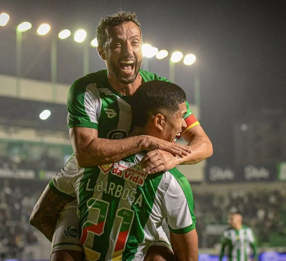 Com um a menos, Juventude supera o Atlético-GO em jogo adiado do Brasileirão