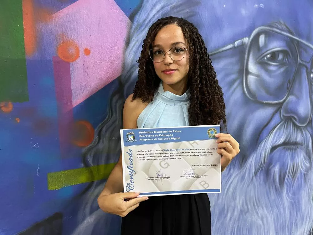 Prefeitura de Patos entrega certificados de conclusão do curso básico de informática ofertado pela Secretaria de Educação