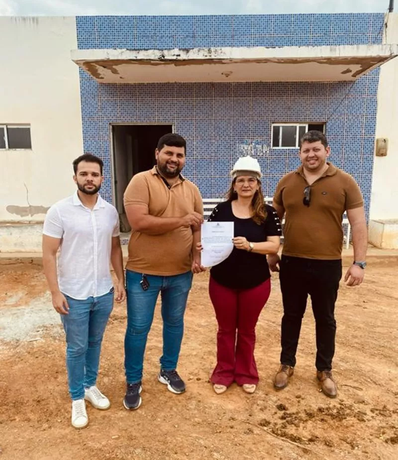 Prefeita de Olho D'água, Joana Sabino, visita obras da UBS, no Riacho do Meio