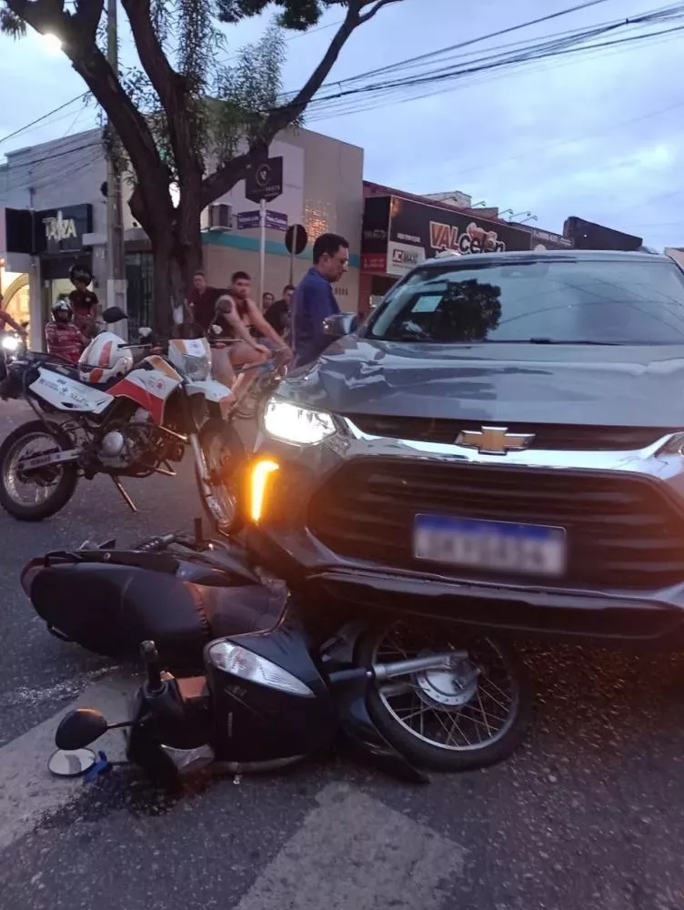 Motocicleta e automóvel colidem no cruzamento da Rua Felizardo Leite